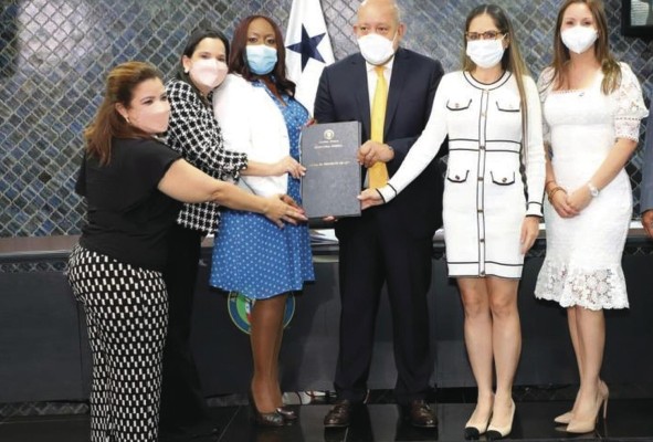 Tras su aprobación en tercer debate, el proyecto deberá ser remitido al Órgano Ejecutivo quien deberá considerar su sanción o veto. Tras su aprobación en tercer debate, el proyecto deberá ser remitido al Órgano Ejecutivo quien deberá considerar su sanción o veto.