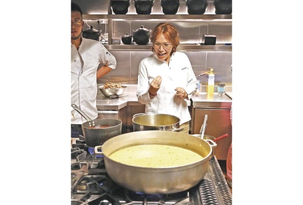 El concepto del restaurante Leo comenzó “indagando” en la “memoria histórica” de Colombia para desarrollar sus recetas. El concepto del restaurante Leo comenzó “indagando” en la “memoria histórica” de Colombia para desarrollar sus recetas.