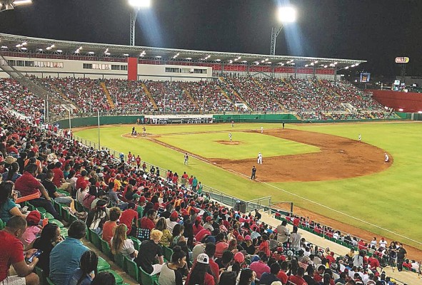 Las fanaticadas más regionalistas de Chiriquí, Herrera y Los Santos incluyen hasta grupos musicales para incentivar a sus peloteros. Las fanaticadas más regionalistas de Chiriquí, Herrera y Los Santos incluyen hasta grupos musicales para incentivar a sus peloteros.