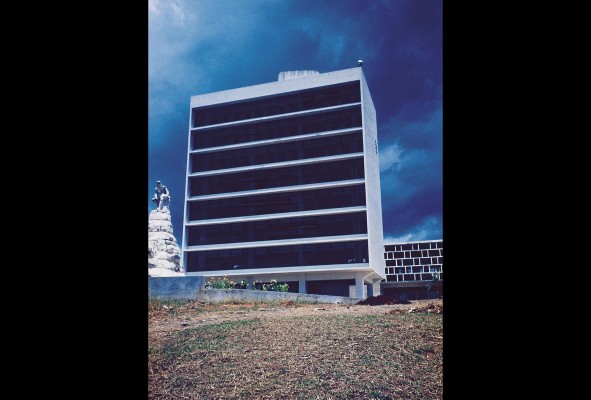 Biblioteca de la Universidad de Panamá. Véase el monumento a Miguel de Cervantes, reubicado desde la plaza en el barrio de La Exposición. Biblioteca de la Universidad de Panamá. Véase el monumento a Miguel de Cervantes, reubicado desde la plaza en el barrio de La Exposición.