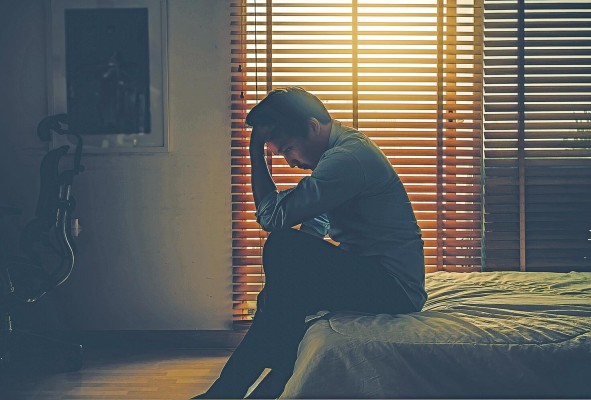 La soledad provoca ansiedad y depresión, siendo esta última la causante de suicidios más en hombres que en mujeres. La soledad provoca ansiedad y depresión, siendo esta última la causante de suicidios más en hombres que en mujeres.