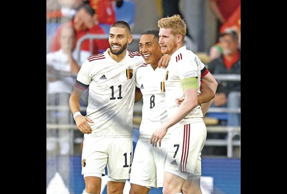 Kevin de Bruyne celebra uno de los goles junto con sus compañeros de la selección belga. Kevin de Bruyne celebra uno de los goles junto con sus compañeros de la selección belga.