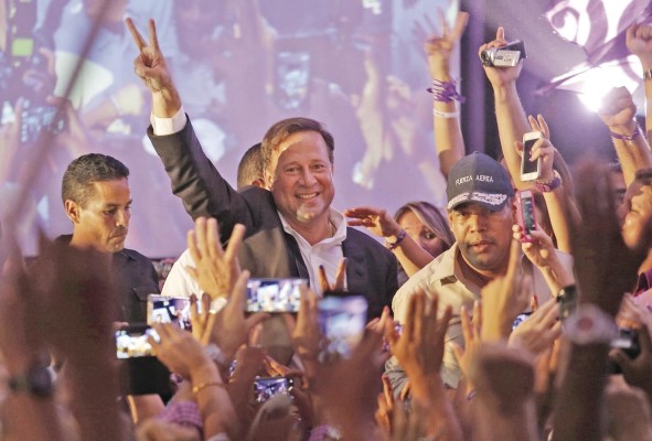 Juan Carlos Varela saludó a sus copartidarios luego de conocer el resultado preliminar de las elecciones de mayo de 2014. Juan Carlos Varela saludó a sus copartidarios luego de conocer el resultado preliminar de las elecciones de mayo de 2014.