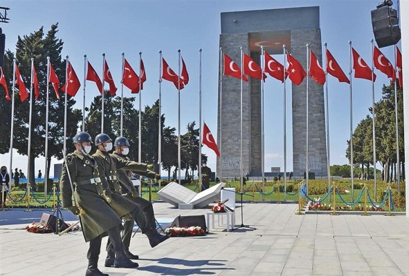 Guardia de honor frente al monumento. Guardia de honor frente al monumento.