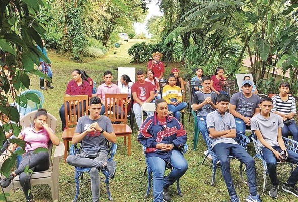 Actividades de educación ambiental y recorridos por senderos en Reserva Natural Privada Landis en Breñón, Renacimiento Chiriquí. Actividades de educación ambiental y recorridos por senderos en Reserva Natural Privada Landis en Breñón, Renacimiento Chiriquí.