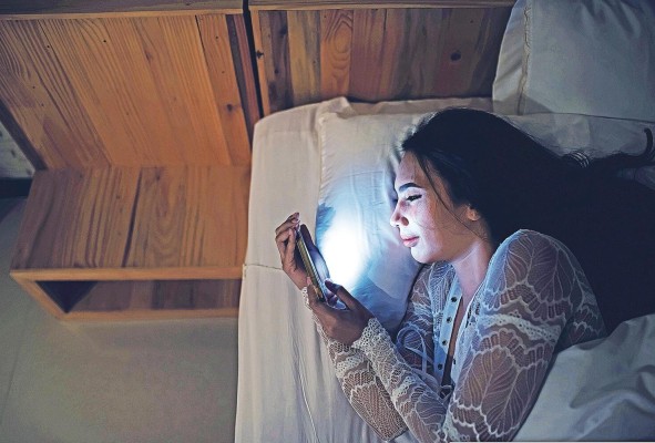 Para conciliar el sueño y que éste sea bueno es importante evitar algunos hábitos como las irregularidades en el horario para dormir o llevarse a la cama un celular Para conciliar el sueño y que éste sea bueno es importante evitar algunos hábitos como las irregularidades en el horario para dormir o llevarse a la cama un celular