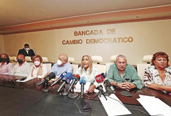 Los diputados de CD denominados “rebeldes” decidieron formalizar su unión con el PRD. Los diputados de CD denominados “rebeldes” decidieron formalizar su unión con el PRD.
