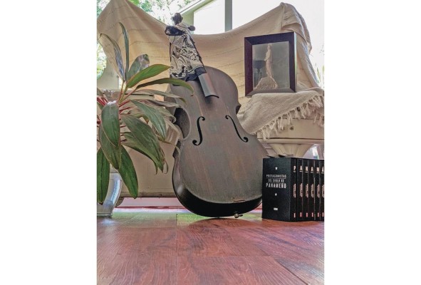 El violoncelo de Walter Mayers y fotografía de Gladys Muller, cuñada de Alfredo de Saint Malo, dos objetos materiales que tienen su ubicación permanente en las casas de los vecinos más cercanos de Orlando Acosta. El violoncelo de Walter Mayers y fotografía de Gladys Muller, cuñada de Alfredo de Saint Malo, dos objetos materiales que tienen su ubicación permanente en las casas de los vecinos más cercanos de Orlando Acosta.