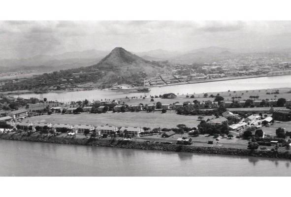 Vista del Fuerte Amador en primer plano, al fondo el Cerro Ancón y la ciudad de Panamá. La imagen corresponde a la década de 1930. Vista del Fuerte Amador en primer plano, al fondo el Cerro Ancón y la ciudad de Panamá. La imagen corresponde a la década de 1930.