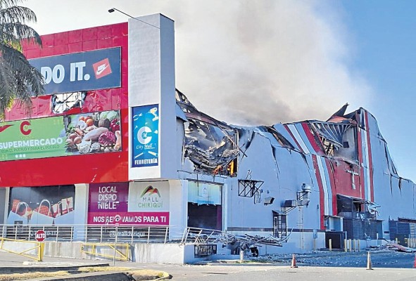 A la media noche del miércoles comenzó el incendio. A la media noche del miércoles comenzó el incendio.