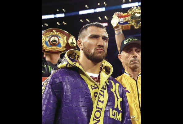 Lomachenko, de 32 años, arriesga las coronas que reconocen la Asociación, el Consejo y la Organización Mundial de Boxeo. Lomachenko, de 32 años, arriesga las coronas que reconocen la Asociación, el Consejo y la Organización Mundial de Boxeo.