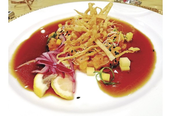 Tartar de salmón con trozos de mango en salsa de reducción de maracuyá, soya y aceite de ajonjolí Tartar de salmón con trozos de mango en salsa de reducción de maracuyá, soya y aceite de ajonjolí