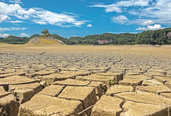 La sequía y el cambio climático amenazan el acceso al vital líquido. La sequía y el cambio climático amenazan el acceso al vital líquido.