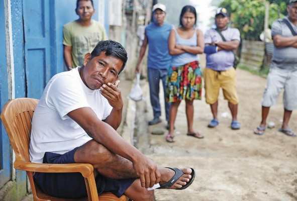 Nelson Ají, 'nokoe' de la comunidad, término en dialecto emberá que se refiere al líder comunitario. Nelson Ají, 'nokoe' de la comunidad, término en dialecto emberá que se refiere al líder comunitario.