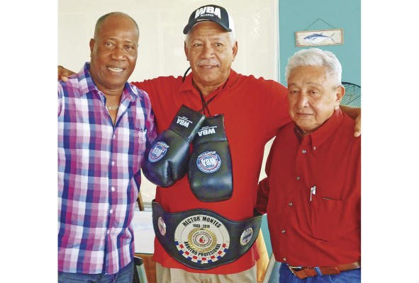 La Fedelatin, representada por Fiengo y Octavio Rodríguez (Izq.) reconoció el trabajo del árbitro colonense Héctor Montes (centro), quien se retiró de la actividad. La Fedelatin, representada por Fiengo y Octavio Rodríguez (Izq.) reconoció el trabajo del árbitro colonense Héctor Montes (centro), quien se retiró de la actividad.