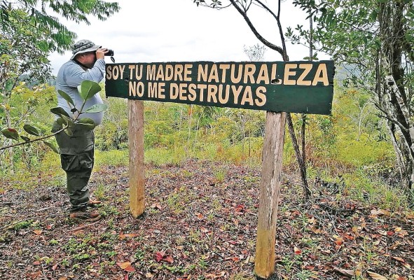 Un turismo responsable es el que ayuda a conservar los recursos naturales y la diversidad biológica. Un turismo responsable es el que ayuda a conservar los recursos naturales y la diversidad biológica.