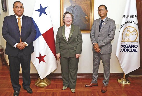 El magistrado Luis Alfonso Guerra Morales y su suplente Jacob Carrera Spooner desempeñarán el cargo por diez años durante el periodo constitucional 2022-2032. El magistrado Luis Alfonso Guerra Morales y su suplente Jacob Carrera Spooner desempeñarán el cargo por diez años durante el periodo constitucional 2022-2032.