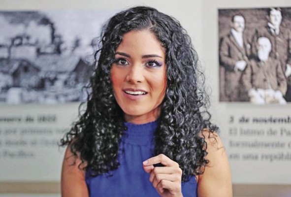 Tatiana Saavedra Actriz y cantante. Detrás de su brillo hay una historia de fuerza y templanza. El nacimiento de su primer hijo, al que los doctores no le daban esperanzas, y la llegada del segundo le alejaron por unos años de las luces y los escenarios. “La preparación en la vida artística no solo es talento, hay que capacitarse. Es importante el descanso, dormir. También rodearse de personas vitamina que nos hagan sentir bien y que nos inspiren, gente que sea positiva”. Tatiana Saavedra Actriz y cantante. Detrás de su brillo hay una historia de fuerza y templanza. El nacimiento de su primer hijo, al que los doctores no le daban esperanzas, y la llegada del segundo le alejaron por unos años de las luces y los escenarios. “La preparación en la vida artística no solo es talento, hay que capacitarse. Es importante el descanso, dormir. También rodearse de personas vitamina que nos hagan sentir bien y que nos inspiren, gente que sea positiva”.