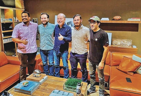 Rubén Blades acompaña a los dirigentes. Rubén Blades acompaña a los dirigentes.