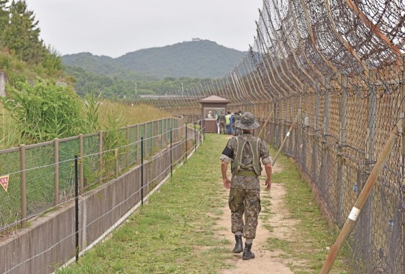 Un soldado surcoreano patrulla la frontera con Corea del Norte. Un soldado surcoreano patrulla la frontera con Corea del Norte.