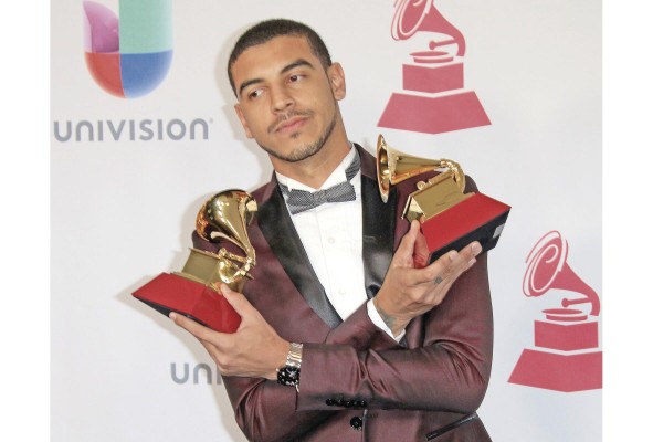 Desde los 16 años empezó a componer sus canciones, y poco a poco se fue iniciando en su carrera como solista. Desde los 16 años empezó a componer sus canciones, y poco a poco se fue iniciando en su carrera como solista.