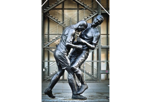 Escultura del cabezazo de Zidane a Materazzi, en París, representando el momento que se convirtió en la imagen recurrente del torneo. Escultura del cabezazo de Zidane a Materazzi, en París, representando el momento que se convirtió en la imagen recurrente del torneo.