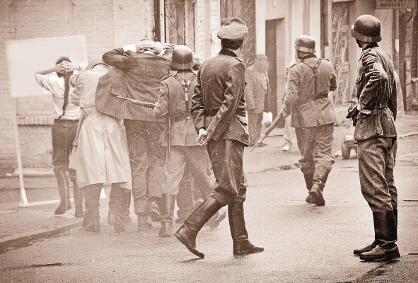 El Holocausto quedó marcado como la peor tragedia en la historia contemporánea. El Holocausto quedó marcado como la peor tragedia en la historia contemporánea.