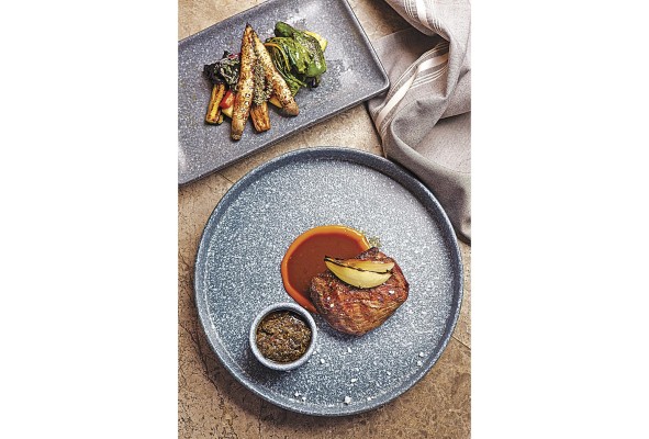 Filete nacional con vegetales asados con tomillo Filete nacional con vegetales asados con tomillo