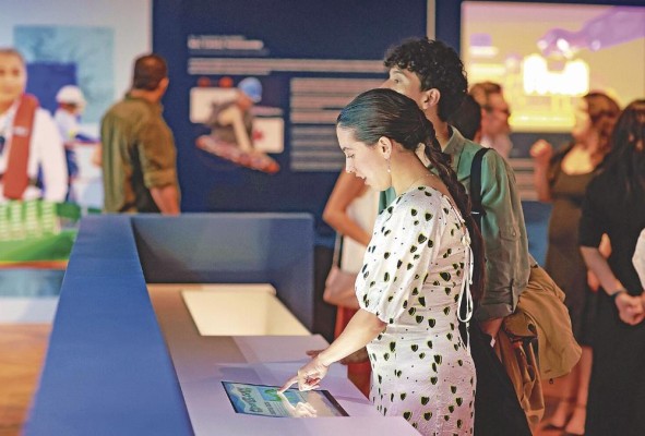 La exposición aborda diferentes desafíos actuales de la administración panameña del Canal de Panamá como la respuesta al cambio climático y la baja participación femenina. La exposición aborda diferentes desafíos actuales de la administración panameña del Canal de Panamá como la respuesta al cambio climático y la baja participación femenina.