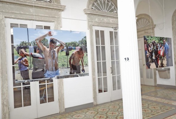 La exposición busca mostrar una cara más humana del recorrido por la selva del Darién. La exposición busca mostrar una cara más humana del recorrido por la selva del Darién.
