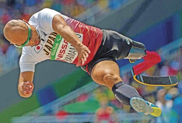 En la foto, el salto de longitud del japonés Atsushi Yamamoto, considerada como una de las postales más sorprendentes de los pasados Juegos Paraolímpicos Río 2016. En la foto, el salto de longitud del japonés Atsushi Yamamoto, considerada como una de las postales más sorprendentes de los pasados Juegos Paraolímpicos Río 2016.