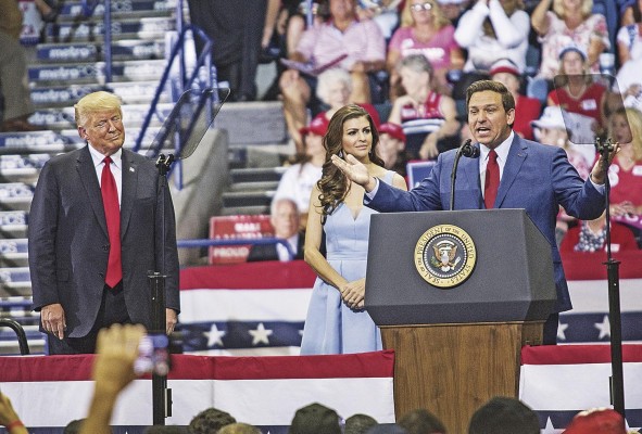 El gobernador de Florida, Ron DeSantis, en un meeting con el expresidente Donald Trump. El gobernador de Florida, Ron DeSantis, en un meeting con el expresidente Donald Trump.