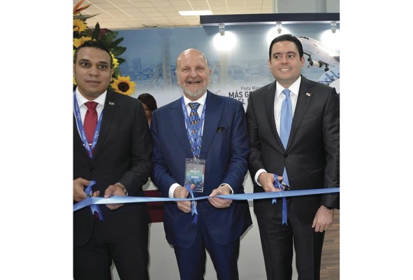 El gerente de la Zona Libre de Colón, Giovanni Ferrari, junto a autoridades en la apertura del estand. El gerente de la Zona Libre de Colón, Giovanni Ferrari, junto a autoridades en la apertura del estand.