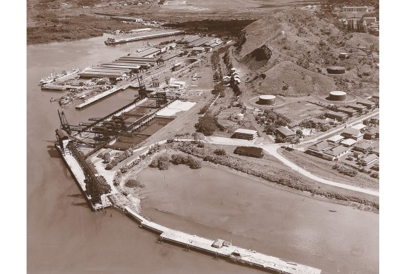 Vista aérea del puerto de Balboa, en 1936, construido por los estadounidenses; contaba con instalaciones que formaban parte del complejo industrial y militar de la Zona del Canal. Vista aérea del puerto de Balboa, en 1936, construido por los estadounidenses; contaba con instalaciones que formaban parte del complejo industrial y militar de la Zona del Canal.