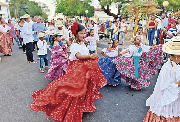 Las polleras y los diablicos también fueron parte del festival. Las polleras y los diablicos también fueron parte del festival.