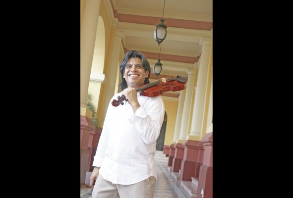 Luis Casal, violinista, hermano del fundador y participante del Festival Internacional Alfredo De Saint Malo. Luis Casal, violinista, hermano del fundador y participante del Festival Internacional Alfredo De Saint Malo.