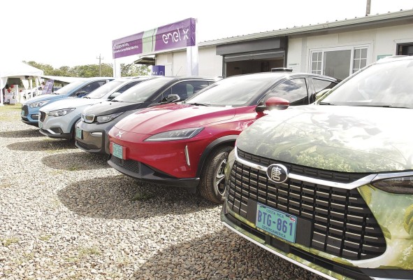 Punto de carga Planta Solar Enel Chiriquí, donde los vehículos de la E- Ride pudieron cargar con energía 100% limpia. Punto de carga Planta Solar Enel Chiriquí, donde los vehículos de la E- Ride pudieron cargar con energía 100% limpia.