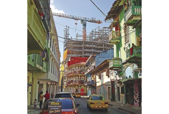 Inmediato al límite del conjunto monumental, en calle 17 oeste Santa Ana, se construyen nuevos desarrollos inmobiliarios. Inmediato al límite del conjunto monumental, en calle 17 oeste Santa Ana, se construyen nuevos desarrollos inmobiliarios.