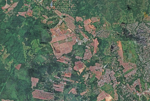 Esta imagen satelital muestra con claridad el desarrollo de bajas densidades, disperso y desconectado que se ha ido construyendo como resultado de un desarrollo desregulado y con ausencia de instrumentos de gestión territorial. Este modelo dificulta la planificación de la infraestructura al no poder evaluar el impacto acumulado de los desarrollos urbanísticos individuales. Esta imagen satelital muestra con claridad el desarrollo de bajas densidades, disperso y desconectado que se ha ido construyendo como resultado de un desarrollo desregulado y con ausencia de instrumentos de gestión territorial. Este modelo dificulta la planificación de la infraestructura al no poder evaluar el impacto acumulado de los desarrollos urbanísticos individuales.