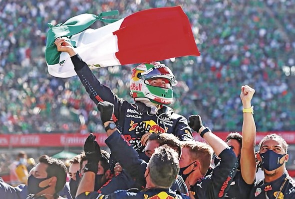 Integrantes de la escudería de Red Bull celebrando el podio conseguido de Sergio Pérez. Integrantes de la escudería de Red Bull celebrando el podio conseguido de Sergio Pérez.