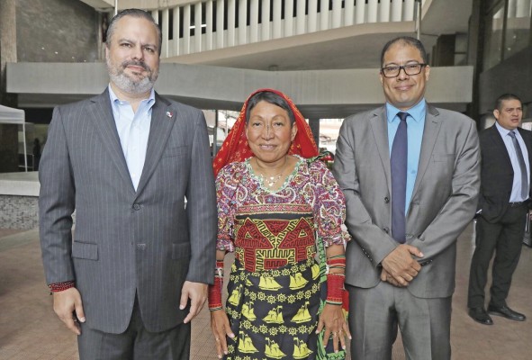 CONVERSATORIO. El Ministerio de Cultura, la Alcaldía de Panamá y la Academia Panameña de la Lengua se unieron para presentar el foro 'Día Internacional de la Lengua Materna' CONVERSATORIO. El Ministerio de Cultura, la Alcaldía de Panamá y la Academia Panameña de la Lengua se unieron para presentar el foro 'Día Internacional de la Lengua Materna'