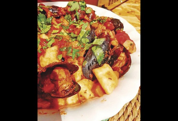 Ciopinno de mariscos, y gnocchi de papa y ajo Ciopinno de mariscos, y gnocchi de papa y ajo