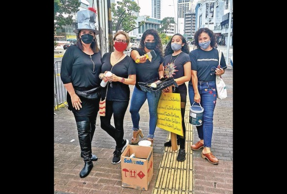 Los manifestantes aseguran que ni el Ministerio, ni sus proveedores han respetado el derecho de autor. Los manifestantes aseguran que ni el Ministerio, ni sus proveedores han respetado el derecho de autor.