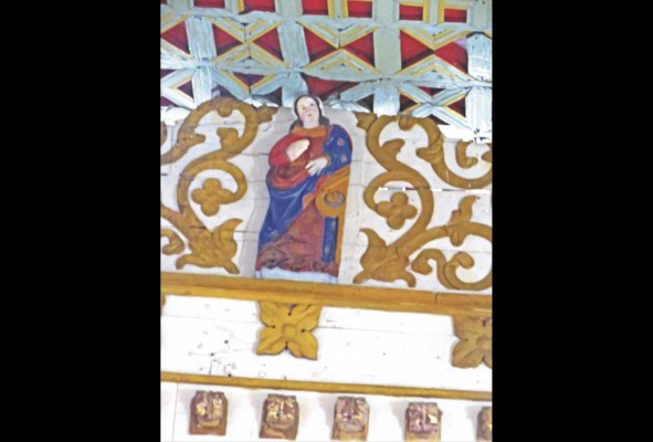 La pequeña escultura de la Virgen de la Asunción que corona el Arco Toral del templo santeño probablemente fue realizada por artesanos indígenas. Tallada en madera policromada en alto relieve, ca. siglo XVIII con una altura estimada: 1 m. La pequeña escultura de la Virgen de la Asunción que corona el Arco Toral del templo santeño probablemente fue realizada por artesanos indígenas. Tallada en madera policromada en alto relieve, ca. siglo XVIII con una altura estimada: 1 m.