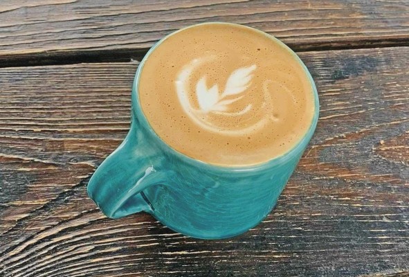 El café que ofrecen en el local es una mezcla de geisha-caturra de tueste medio oscuro. El café que ofrecen en el local es una mezcla de geisha-caturra de tueste medio oscuro.