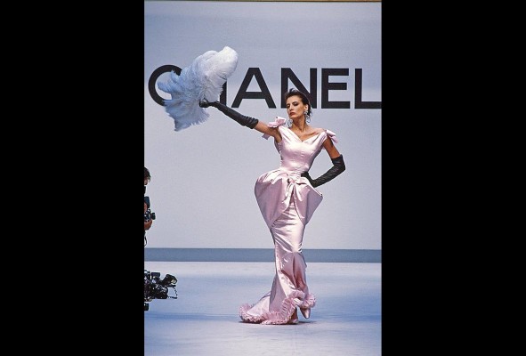 Vestido de la colección de otoño de línea 'haute couture' de 2007. Vestido de la colección de otoño de línea 'haute couture' de 2007.