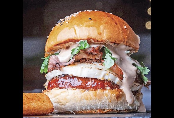 Hamburguesa 'La Tropicoco', presentada por el Central Hotel Panamá Hamburguesa 'La Tropicoco', presentada por el Central Hotel Panamá