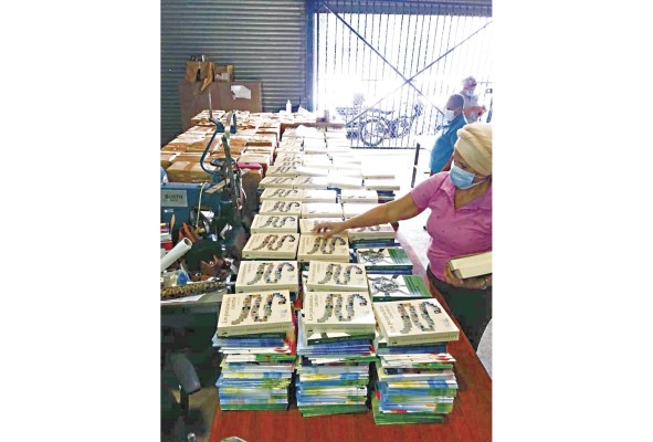 Cerca de 12,000 libros fueron entregados en más de 240 puntos de lectura, como parte de la primera fase del Plan Colmena. Cerca de 12,000 libros fueron entregados en más de 240 puntos de lectura, como parte de la primera fase del Plan Colmena.