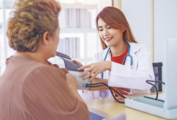 Es importante realizarse un chequeo de la presión arterial al menos cada seis meses. Es importante realizarse un chequeo de la presión arterial al menos cada seis meses.