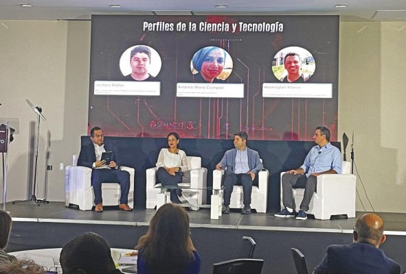 Robinson Zapata junto a los expositores Lautaro Matas, Andrea Mora Campos y Washington Ribeiro Robinson Zapata junto a los expositores Lautaro Matas, Andrea Mora Campos y Washington Ribeiro